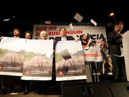 Oriol Junqueras, en el centro, durante el acto a favor del refer&eacute;ndum en la plaza Universidad de Barcelona