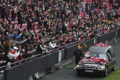 Un coche fúnebre pasa delante de las gradas con el ataúd del ídolo del fútbol portugués Eusébio en el Estadio de la Luz.
