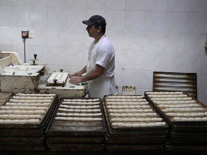 Un operario elabora pasta fresca en un establecimiento productivo de Buenos Aires. 