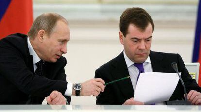Vlad&iacute;mir Putin (izquierda), junto a Dimitri Medv&eacute;dev.