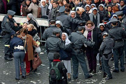 Carabineros someten a un control de seguridad a monjas y feligreses a la entrada de la plaza de San Pedro del Vaticano.