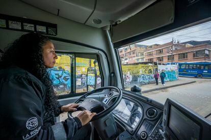 Liliana Castro maneja un bus en el sector El Perdomo en el sur de Bogotá.