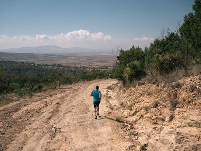 German Silva, corredor de larga distancia retirado, corre por un camino de tierra en Tlaxcala, México, el 18 de enero de 2021.