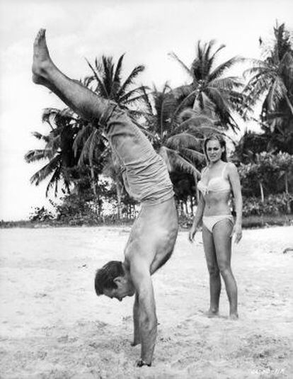 Sean Connery con Ursula Andress en una escena de 'James Bond: Dr. No', en 1962.