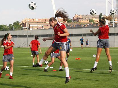 Jugadoras de la Selección Española Sub-19 entrenando en la Ciudad del Fútbol de Las Rozas (Madrid).