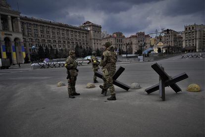Soldados en la plaza Maidan de Kiev, sembrada de barreras metálicas.