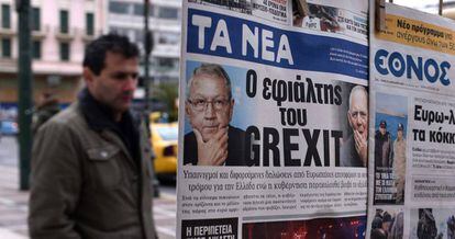 Un hombre mira en Atenas un periódico titulado 'La pesadilla del Grexit', a finales de enero.