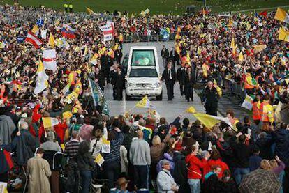 Miles de personas reciben al papa Benedicto XVI en el acto de beatificación del cardenal John Henry Newman, en Birmingham.