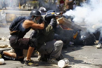 Los manifestantes antigubernamentales disparar un mortero rudimentario contra la policía durante los disturbios que se han producido hoy en Caracas.