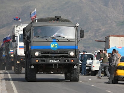 Vehículos del ejército ruso salen de Nagorno Karabaj, cerca de la localidad de Kornidzor, este viernes.