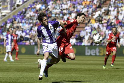 Marc Valiente y Lafita luchan por el balón.