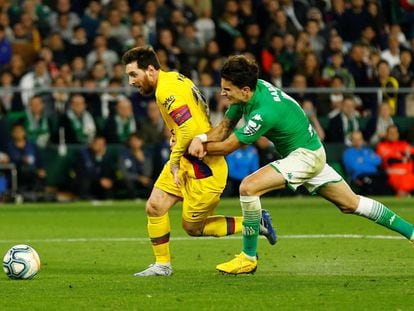 Messi, sujetado por Bartra.