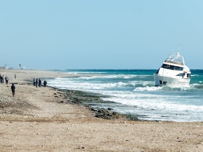 El yate 'Neeveen', que sigue encallado en la orilla de la playa de la Chucha, en Carchuna (Granada).