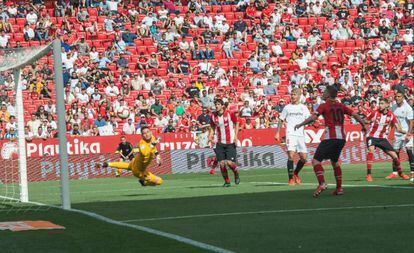 Iñigo Martínez remata al larguero en el descuento del Sevilla-Valencia.