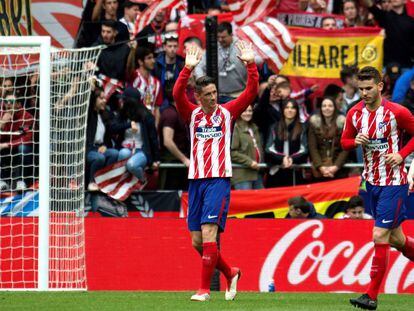 Torres saluda a la afición tras firmar el 3-0 al Levante.