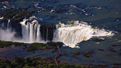 Vista a&eacute;rea de las catataras del Iguaz&uacute;.
