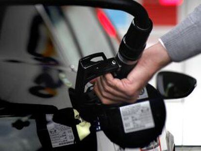 Un conductor pone gasolina en una estación de Madrid.