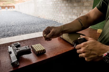 Un aficionado se prepara para empezar la práctica de tiro en un club de Brasil.
