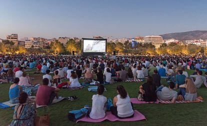 Proyección de una película en un parque de Atenas, en 2017.