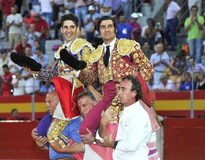 Talavante (izquierda) y Morante, a hombros ayer en la Feria del Corpus en Granada.
