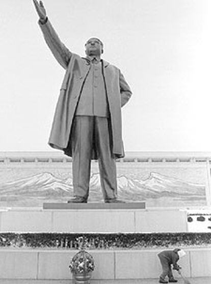 Una mujer, barriendo ante una estatua de Kim Jong Il en Pyongyang.