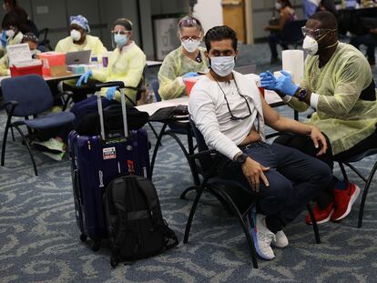 Un viajero recibe la vacuna de Pfizer contra la covid-19 en el aeropuerto de Miami el pasado 10 de mayo.