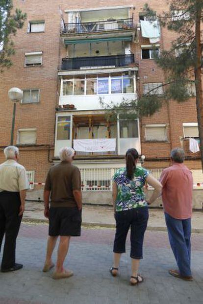 Bloque apuntalado para evitar su ruina en Los Pinos de San Agust&iacute;n, en Villa de Vallecas. 