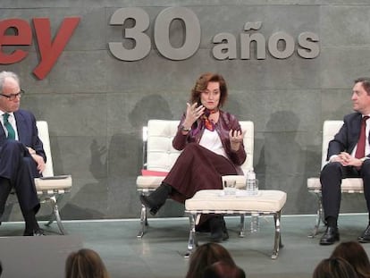 El presidente de Acerinox, Rafael Miranda, el director general de Caser, Ignacio Eyries, la consejera de Bankia Laura Molero y el socio de A. T. Kearney Eugenio Prieto