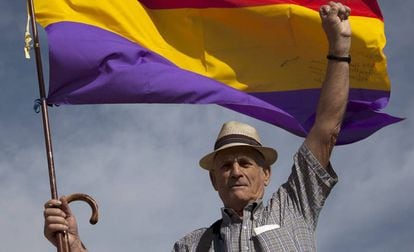 Un hombre porta una bandera republicana durante el Día del Guerrillero Español de la asociación La Gavilla Verde en Santa Cruz de Moya (Cuenca). 
