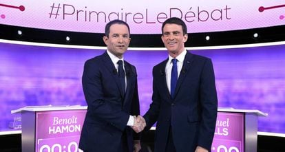 Los dos candidatos a liderar el PS francés, Manuel Valls y Benoit Hamon, en el debate final el 25 de enero en París (Francia).