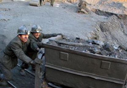 Mineros chinos en una explotación al norte de Pekín.