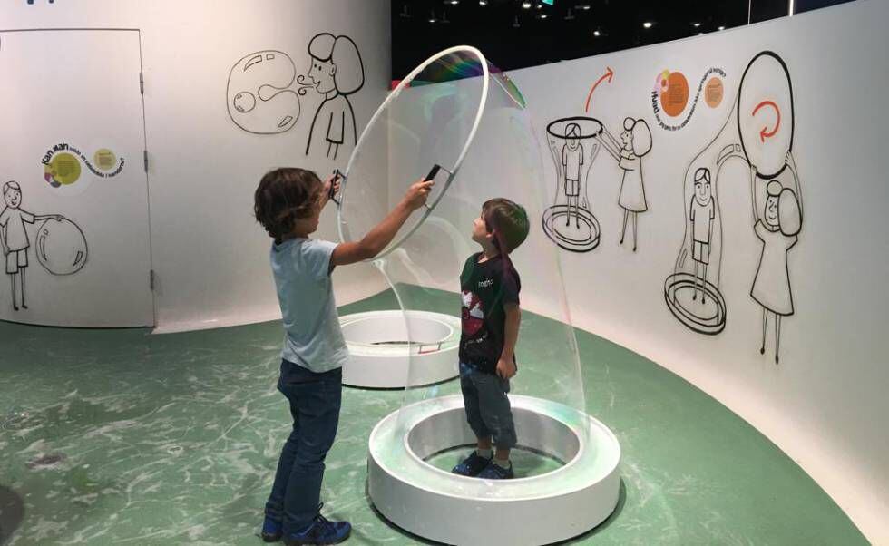 Dos niños en el Bubblearium, una sección del museo Experimentarium de Copenahgue donde pueden jugar a hacer pompas de jabón de gran tamaño.
