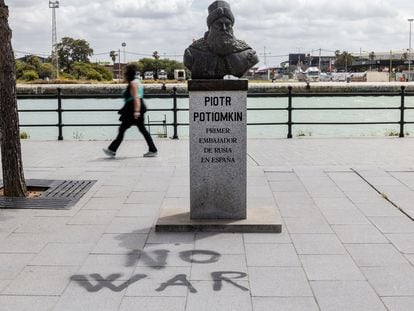 Pintada contra la guerra en Ucrania a los pies del busto del primer embajador ruso en España, Piotr Potiomkin, en el paseo junto al río Guadalete, en El Puerto de Santa María (Cádiz)