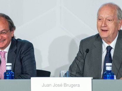 Pere Viñolas (izquierda), consejero delegado de Colonial, y Juan José Brugera, presidente, en la junta de accionistas de 2019 de la inmobiliaria.