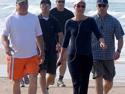 La candidata de Kadima, Tzipi Livni, rodeada de guardaespaldas en una playa de Tel Aviv.