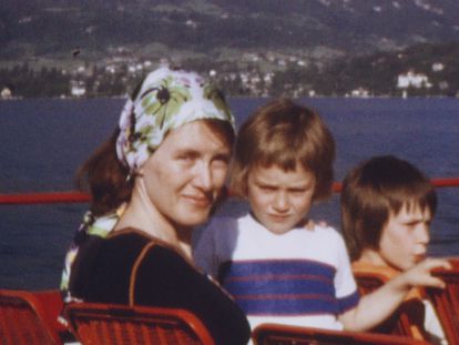 Annie Ernaux y sus dos hijos en una fotograma de la película 'Los años de Super 8'.