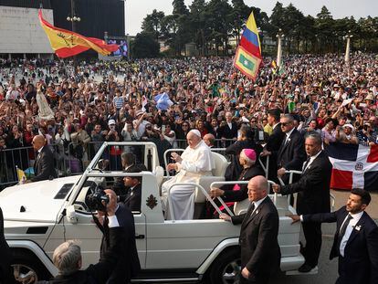 El Papa, a su llegada al santuario de Fátima este sábado, donde le aguardaban miles de peregrinos.