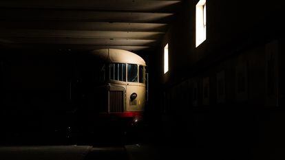 Un tren automotor clásico en la estación de Randazzo, en la isla italiana de Sicilia.