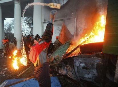 Un protestante lanza un cóctel Molotov durante una protesta en Kiev (Ucrania), 20 de enero 2014.