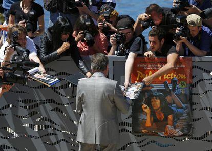El actor Tim Roth firma autógrafos a su llegada al photocall de la película 'Grace of Monaco' que protagoniza.