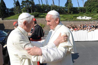 El papa Francisco saluda a Benedicto XVI, este viernes en el Vaticano.