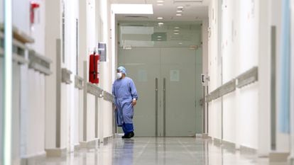 Imagen de archivo. Un doctor camina por el pasillo del Hospital Militar Regional de Especialidades de Monterrey.