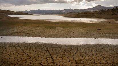 Vista del embalse de La Viñuela en Málaga, con sus reservas a solo el 9% de su capacidad.