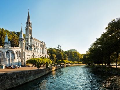 Catedral y basílica de Lourdes (Francia), construida junto a la gruta de Massabille, donde supuestamente se le apareció la Virgen en 1858 a Bernadette Soubirous.