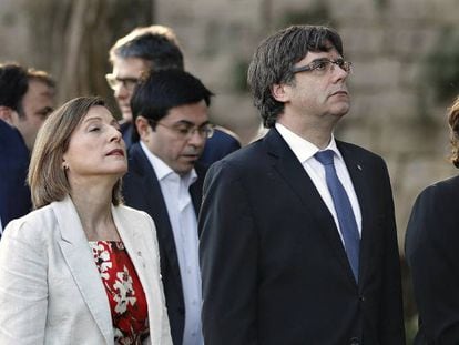 El presidente de la Generalitat, Carles Puigdemont, acompañado por la alcaldesa de Barcelona, Ada Colau, y la presidenta del Parlamento de Cataluña, Carme Forcadell.