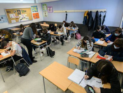 Alumnos en un instituto público valenciano, el curso pasado.