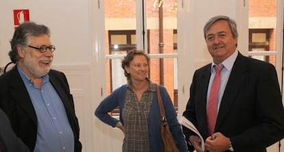 De izquierda a derecha, Joaquín Estefanía, Belén Cebrián y Carlos Aguirre.