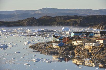 Australia es más grande pero suele considerarse un continente, por lo que Groenlandia suele designarse como la isla más grande del planeta. Llamada “tierra verde” (Greenland) por un optimista explorador vikingo, Erik El Rojo (quizá para atraer a colonos de Islandia), esta región autónoma de 2,16 millones de kilómetros cuadrados forma parte de Dinamarca. En verano, la retirada del hielo marino en los fiordos permite <a href="https://elviajero.elpais.com/elviajero/2017/02/23/actualidad/1487845247_091296.html" target="_blank">desplazarse en los barcos de los pescadores inuit locales.</a> La primavera es ideal para los paseos en trineo de perros y en los oscuros días de invierno (entre noviembre y febrero) las auroras boreales danzan en el cielo.