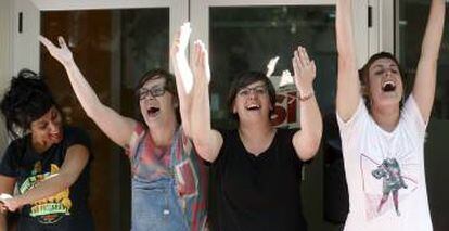 De izquierda a derecha, las diputadas Anna Gabriel, Eulàlia Reguant, Mireia Boya y Mireia Vehí, en la sede del partido.