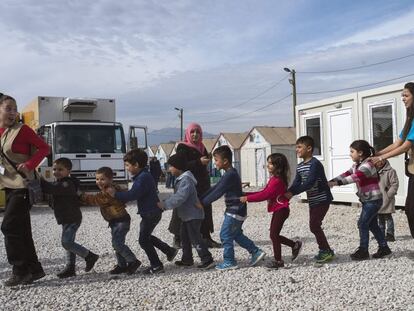 Niños refugiados juegan este jueves en un campo de registro macedonio mientras esperan un tren a Serbia.